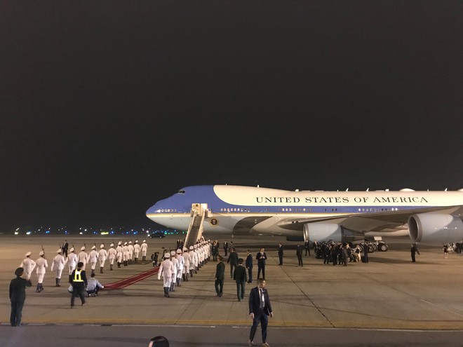 [NÓNG] TT Trump vẫy tay từ Air Force One, lên chuyên xa The Beast hướng về khách sạn - Ảnh 3.