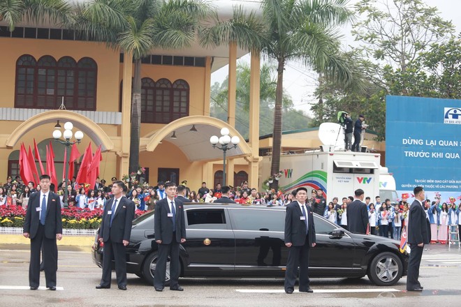 12 vệ sĩ của ông Kim Jong Un tái hiện màn chạy bộ ấn tượng trước cửa nhà ga Đồng Đăng, Việt Nam - Ảnh 2.