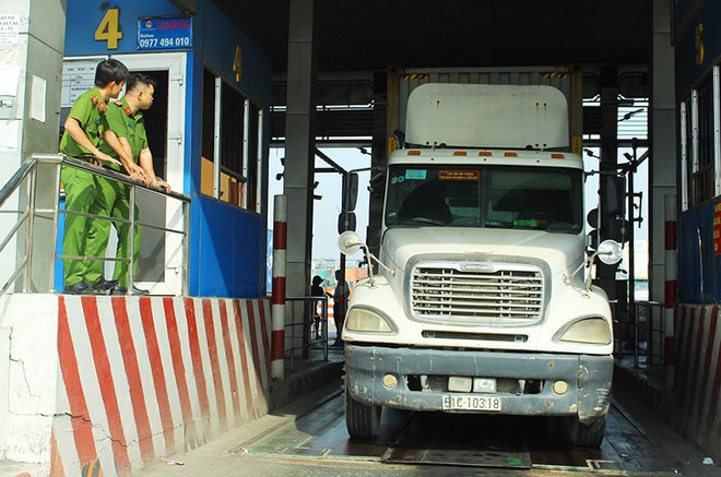 Dương tính với ma túy, tài xế lấy ra viên thuốc màu xanh nói đây là thuốc sức khỏe đàn ông - Ảnh 2.