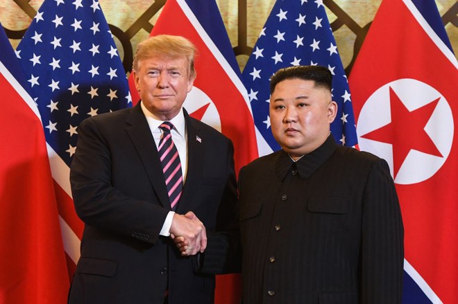 TT Donald Trump bắt chặt tay Chủ tịch Kim Jong Un sau 260 ngày gặp lại: Tương lai Triều Tiên sẽ vô cùng xán lạn - Ảnh 20.