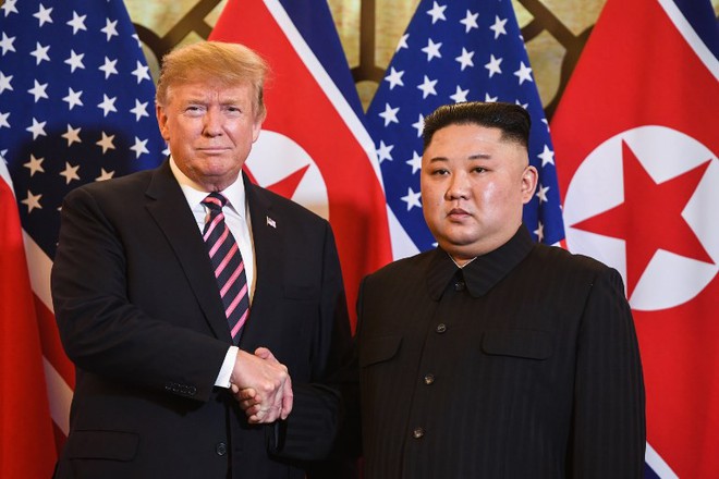 Bữa tối xã giao: Hai ông Trump-Kim vui vẻ, TT Mỹ nhờ phóng viên chụp ảnh lãnh đạo sao cho đẹp - Ảnh 2.