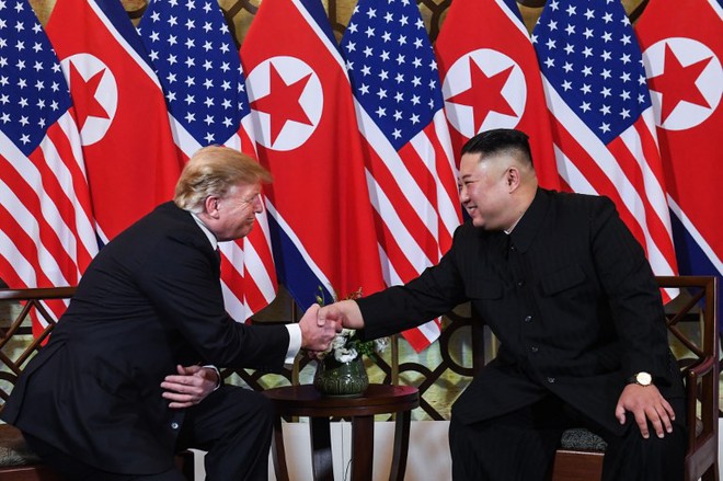 Bữa tối xã giao: Hai ông Trump-Kim vui vẻ, TT Mỹ nhờ phóng viên chụp ảnh lãnh đạo sao cho đẹp - Ảnh 4.
