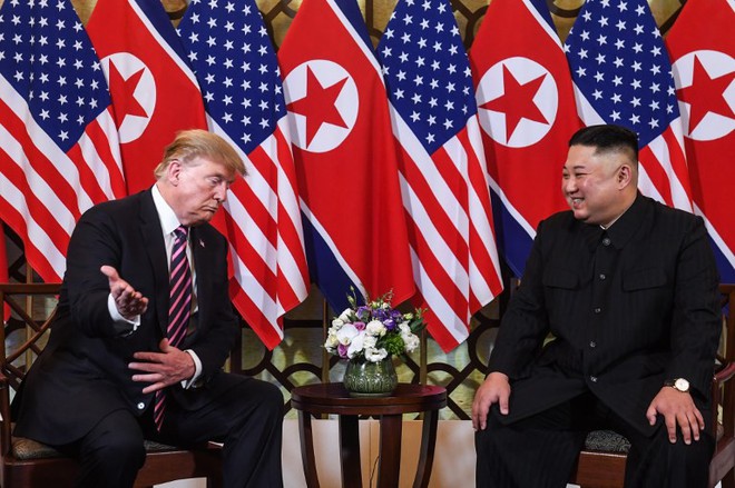 Bữa tối xã giao: Hai ông Trump-Kim vui vẻ, TT Mỹ nhờ phóng viên chụp ảnh lãnh đạo sao cho đẹp - Ảnh 3.