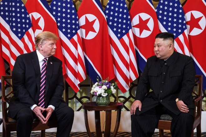 TT Donald Trump bắt chặt tay Chủ tịch Kim Jong Un sau 260 ngày gặp lại: Tương lai Triều Tiên sẽ vô cùng xán lạn - Ảnh 26.