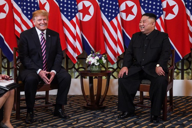 TT Donald Trump bắt chặt tay Chủ tịch Kim Jong Un sau 260 ngày gặp lại: Tương lai Triều Tiên sẽ vô cùng xán lạn - Ảnh 25.