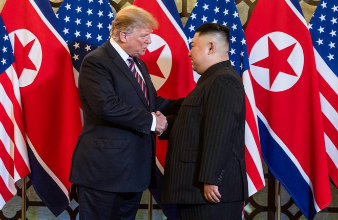TT Donald Trump bắt chặt tay Chủ tịch Kim Jong Un sau 260 ngày gặp lại: Tương lai Triều Tiên sẽ vô cùng xán lạn - Ảnh 23.