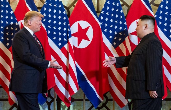 TT Donald Trump bắt chặt tay Chủ tịch Kim Jong Un sau 260 ngày gặp lại: Tương lai Triều Tiên sẽ vô cùng xán lạn - Ảnh 18.