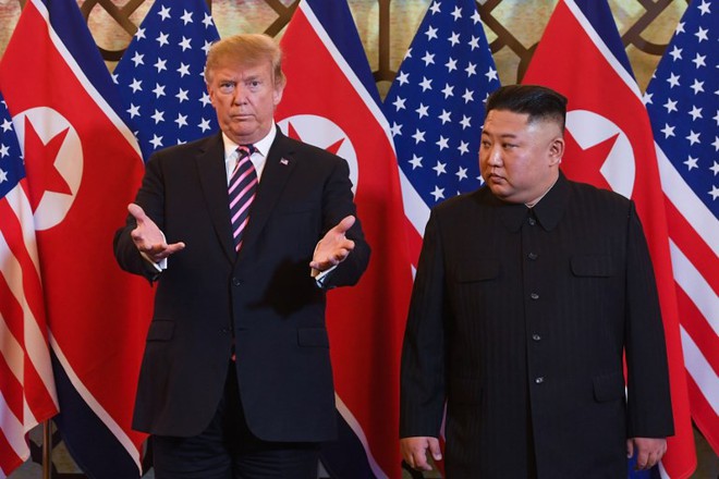 TT Donald Trump bắt chặt tay Chủ tịch Kim Jong Un sau 260 ngày gặp lại: Tương lai Triều Tiên sẽ vô cùng xán lạn - Ảnh 24.
