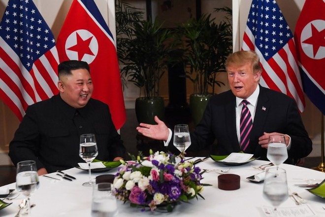 Bữa tối xã giao: Hai ông Trump-Kim vui vẻ, TT Mỹ nhờ phóng viên chụp ảnh lãnh đạo sao cho đẹp - Ảnh 5.