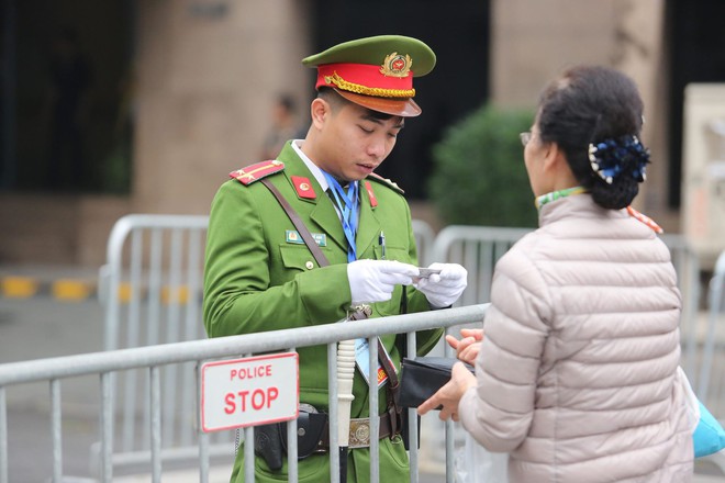 An ninh thắt chặt xung quanh khách sạn Metropole - địa điểm tổ chức thượng đỉnh Mỹ-Triều - Ảnh 3.