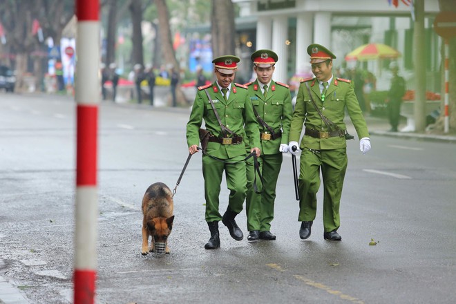 An ninh thắt chặt xung quanh khách sạn Metropole - địa điểm tổ chức thượng đỉnh Mỹ-Triều - Ảnh 5.