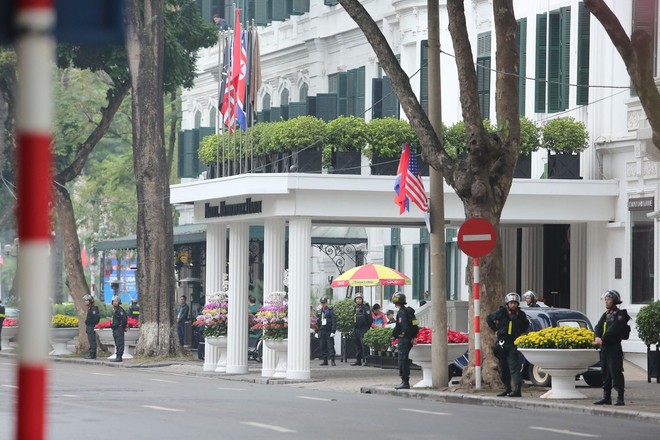 An ninh thắt chặt xung quanh khách sạn Metropole - địa điểm tổ chức thượng đỉnh Mỹ-Triều - Ảnh 1.