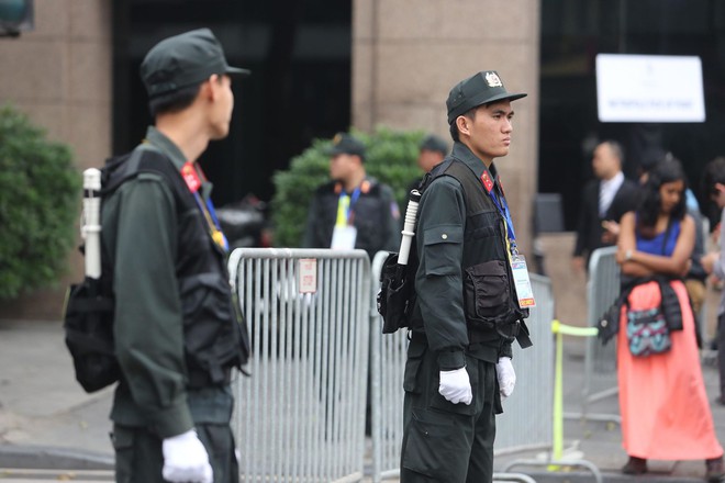 An ninh thắt chặt xung quanh khách sạn Metropole - địa điểm tổ chức thượng đỉnh Mỹ-Triều - Ảnh 6.