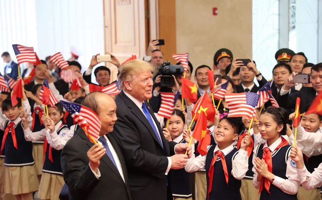 TT Trump trở về khách sạn sau hai buổi hội đàm cùng Tổng Bí thư, Chủ tịch nước Nguyễn Phú Trọng và Thủ tướng Nguyễn Xuân Phúc