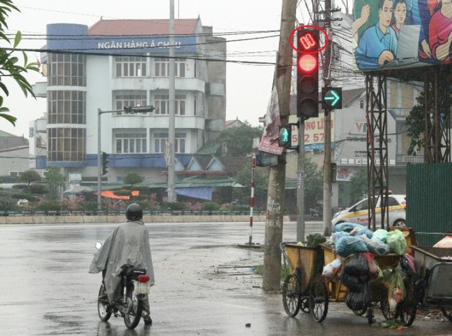 Cột đèn giao thông khiến các phương tiện khóc thét vì không biết phải đi thế nào - Ảnh 3.