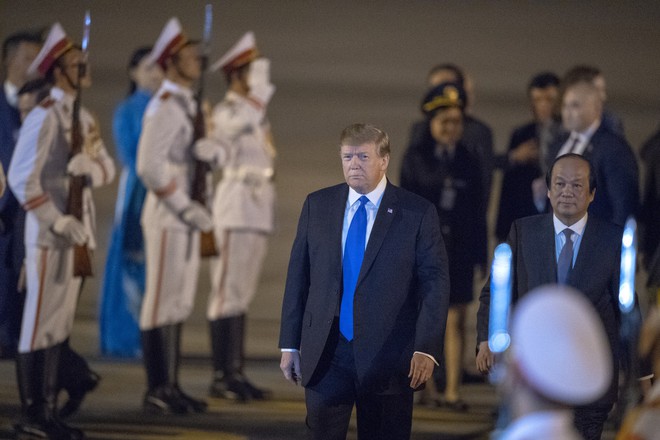 Toàn cảnh Quái thú chở TT Donald Trump lướt phố đêm Hà Nội trong sự chào đón nồng nhiệt của người dân - Ảnh 5.