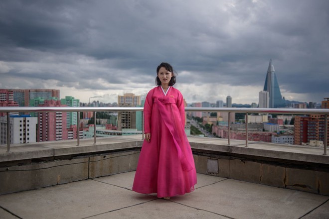 Ngắm vẻ đẹp vừa dịu dàng vừa mạnh mẽ của các bóng hồng Triều Tiên trong những bức ảnh đời thường - Ảnh 2.