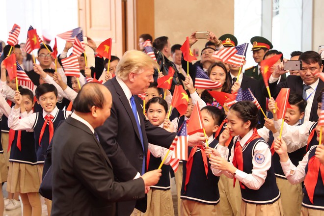 [NÓNG] Rời Phủ Chủ tịch, Tổng thống Trump tiếp tục dự bữa trưa làm việc cùng Thủ tướng Nguyễn Xuân Phúc - Ảnh 3.