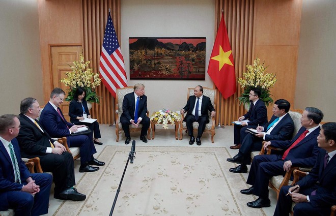 TT Trump trở về khách sạn sau hai buổi hội đàm cùng Tổng Bí thư, Chủ tịch nước Nguyễn Phú Trọng và Thủ tướng Nguyễn Xuân Phúc - Ảnh 3.