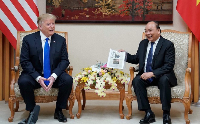 Hành động bất ngờ của Thủ tướng Nguyễn Xuân Phúc khiến Tổng thống Trump bật cười thích thú