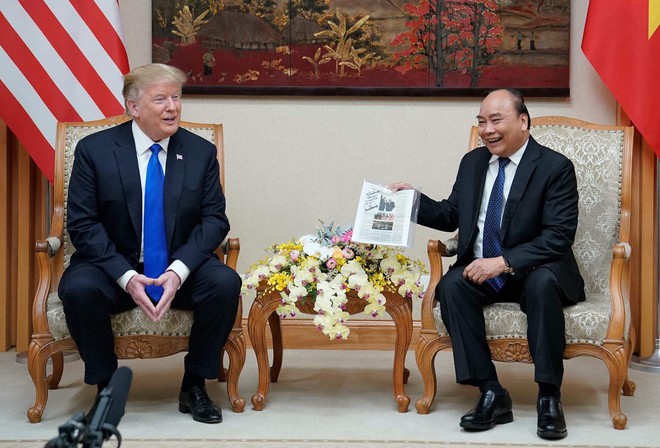 TT Trump trở về khách sạn sau hai buổi hội đàm cùng Tổng Bí thư, Chủ tịch nước Nguyễn Phú Trọng và Thủ tướng Nguyễn Xuân Phúc - Ảnh 2.