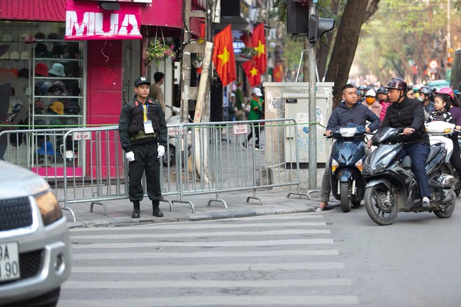 An ninh dày đặc chốt chặn mọi ngả đường về KS Metropole, sẵn sàng khai màn thượng đỉnh Mỹ-Triều - Ảnh 1.