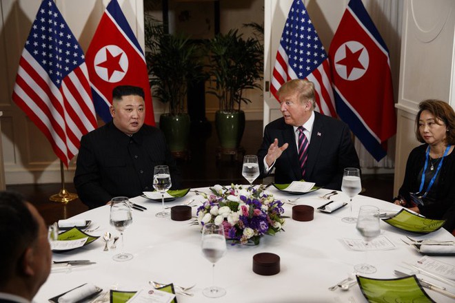 Bữa tối xã giao: Hai ông Trump-Kim vui vẻ, TT Mỹ nhờ phóng viên chụp ảnh lãnh đạo sao cho đẹp - Ảnh 2.
