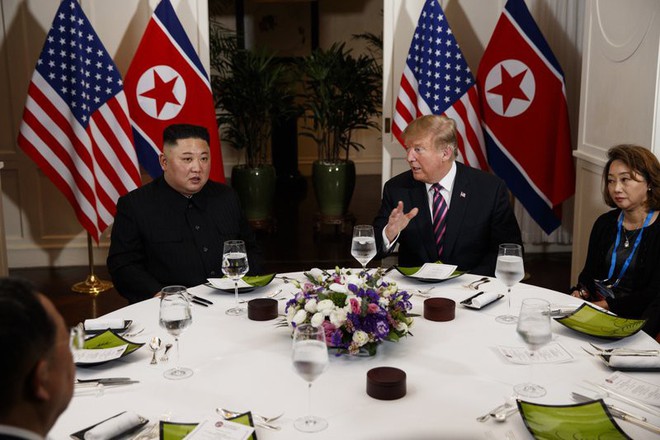 Bữa tối xã giao: Hai ông Trump-Kim vui vẻ, TT Mỹ nhờ phóng viên chụp ảnh lãnh đạo sao cho đẹp - Ảnh 1.