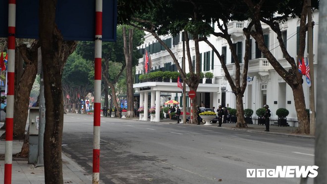 An ninh dày đặc, chốt chặn mọi ngả đường dẫn vào nơi diễn ra thượng đỉnh Mỹ - Triều - Ảnh 15.