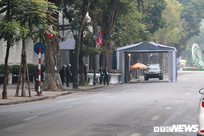 An ninh dày đặc, chốt chặn mọi ngả đường dẫn vào nơi diễn ra thượng đỉnh Mỹ - Triều - Ảnh 3.