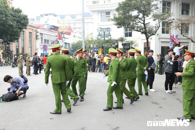 An ninh dày đặc, chốt chặn mọi ngả đường dẫn vào nơi diễn ra thượng đỉnh Mỹ - Triều - Ảnh 7.