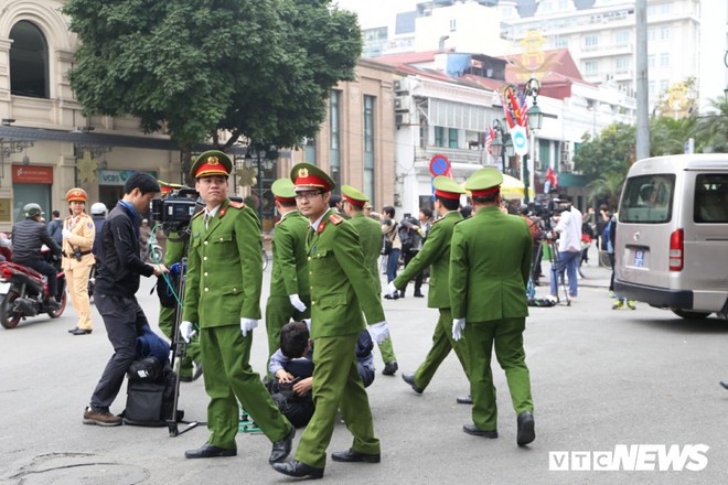 An ninh dày đặc, chốt chặn mọi ngả đường dẫn vào nơi diễn ra thượng đỉnh Mỹ - Triều - Ảnh 8.