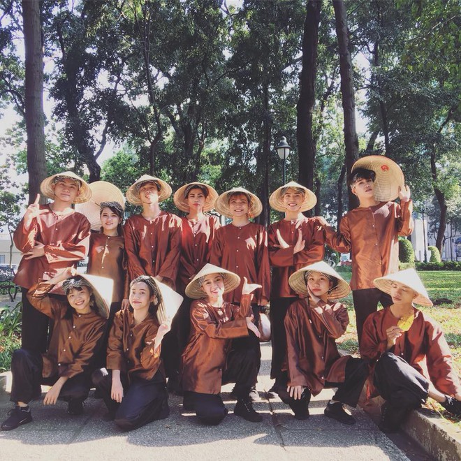 Asia’s Got Talent: Nhóm nhảy Việt đội nón lá, mặc áo bà ba diễn “Điệu vũ nông dân” gây bất ngờ - Ảnh 2.
