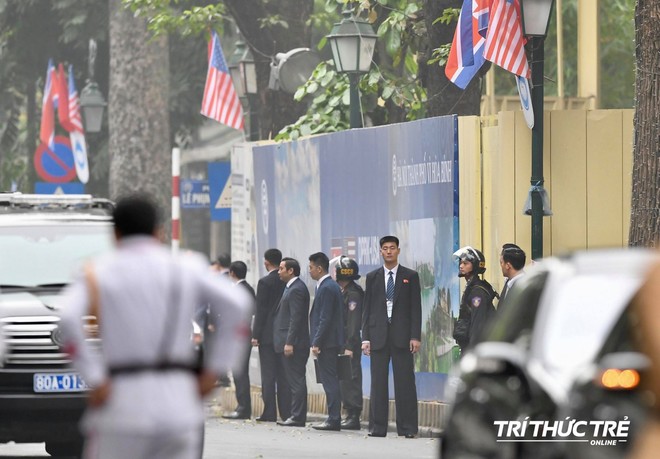 Thượng đỉnh ngày 2: TT Trump và chủ tịch Kim đến khách sạn Metropole, bắt đầu chương trình đối thoại - Ảnh 11.