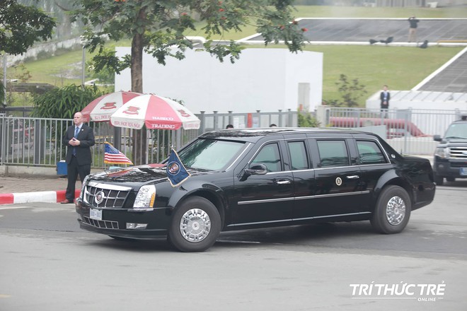 Thượng đỉnh ngày 2: Đoàn siêu xe The Beast của TT Trump xuất phát di chuyển đến khách sạn Metropole - Ảnh 2.
