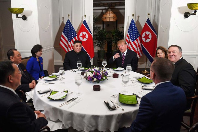 Tổng thống Trump đề nghị phóng viên chụp mình và Chủ tịch Kim thật bảnh trong bữa ăn tối - Ảnh 1.