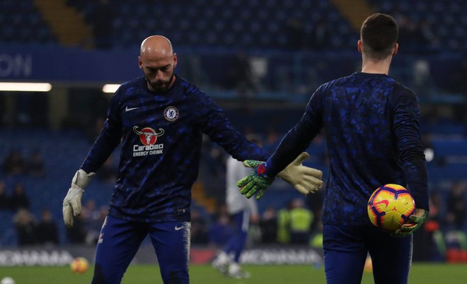 HLV Chelsea vừa đấm, vừa xoa thủ môn Kepa - Ảnh 1.