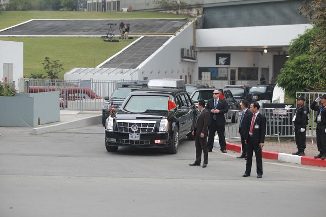 Tổng thống Donald Trump vẫy tay chào Việt Nam, Không lực Một cất cánh rời Nội Bài - Ảnh 10.