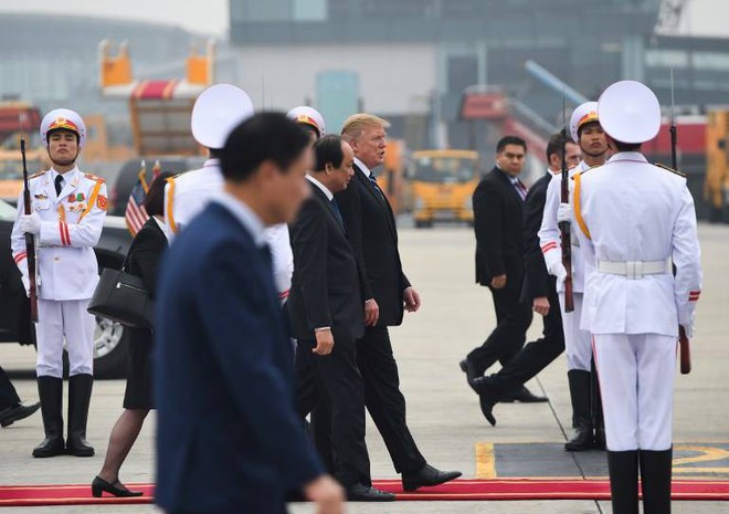 Tổng thống Donald Trump vẫy tay chào Việt Nam, Không lực Một cất cánh rời Nội Bài - Ảnh 26.