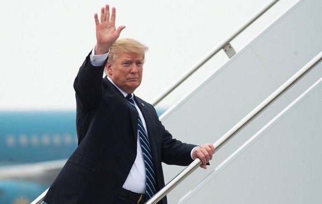 Tổng thống Donald Trump vẫy tay chào Việt Nam, Không lực Một cất cánh rời Nội Bài - Ảnh 27.