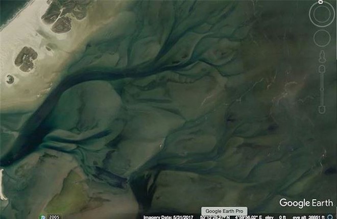 Bất ngờ với những bức ảnh thú vị tìm được trên Google Earth - Ảnh 5.