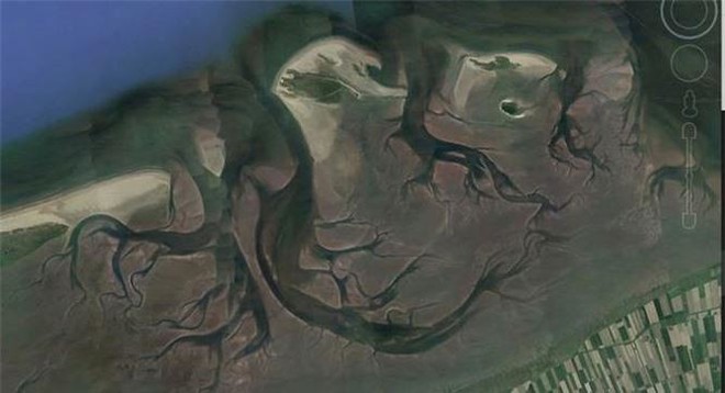 Bất ngờ với những bức ảnh thú vị tìm được trên Google Earth - Ảnh 6.