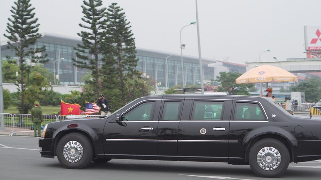 Tổng thống Donald Trump vẫy tay chào Việt Nam, Không lực Một cất cánh rời Nội Bài - Ảnh 24.