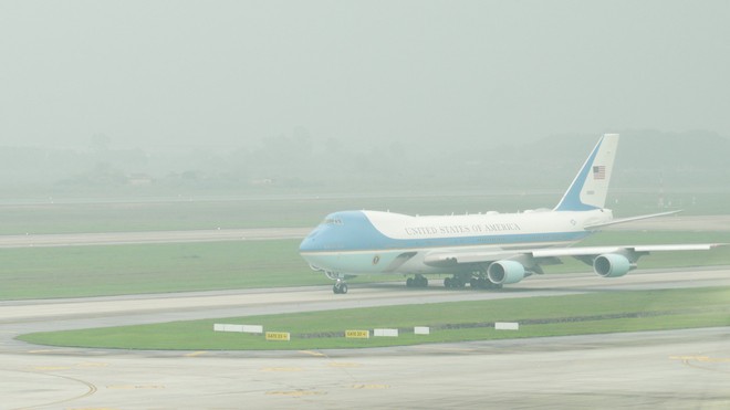 Tổng thống Donald Trump vẫy tay chào Việt Nam, Không lực Một cất cánh rời Nội Bài - Ảnh 33.