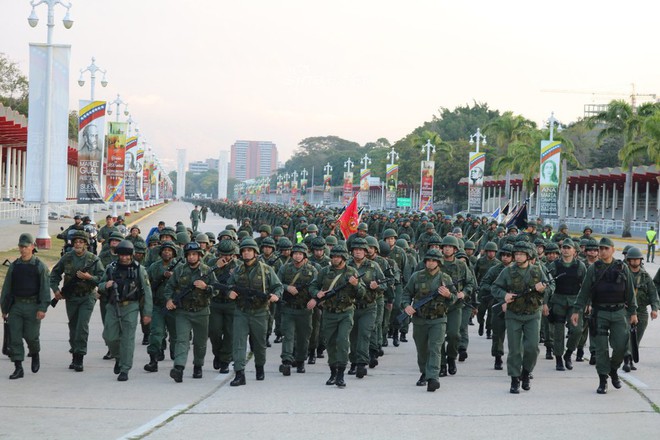 Quân đội Venezuela khoe cơ bắp trong tình hình nóng - Ảnh 11.