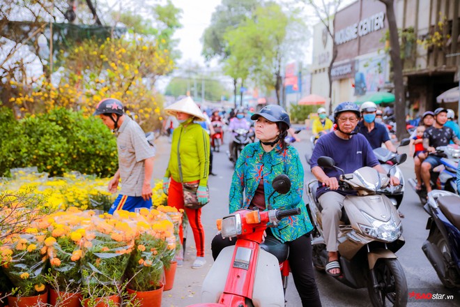 Ngắm nhìn chợ hoa lớn nhất Sài Gòn tấp nập thuyền bè ngày cuối năm - Ảnh 11.