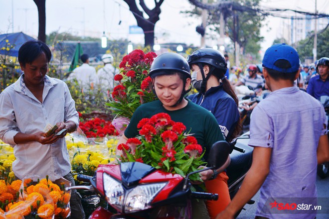 Ngắm nhìn chợ hoa lớn nhất Sài Gòn tấp nập thuyền bè ngày cuối năm - Ảnh 12.