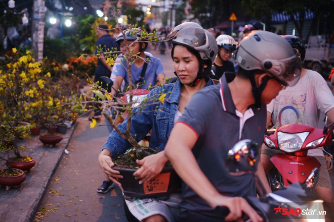Ngắm nhìn chợ hoa lớn nhất Sài Gòn tấp nập thuyền bè ngày cuối năm - Ảnh 14.