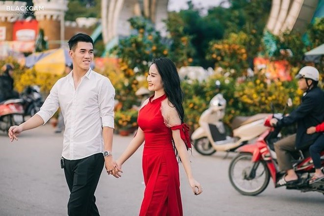 Tiến Linh khóa môi bạn gái xinh đẹp ngọt ngào giữa chợ Tết Kỷ Hợi - Ảnh 5.