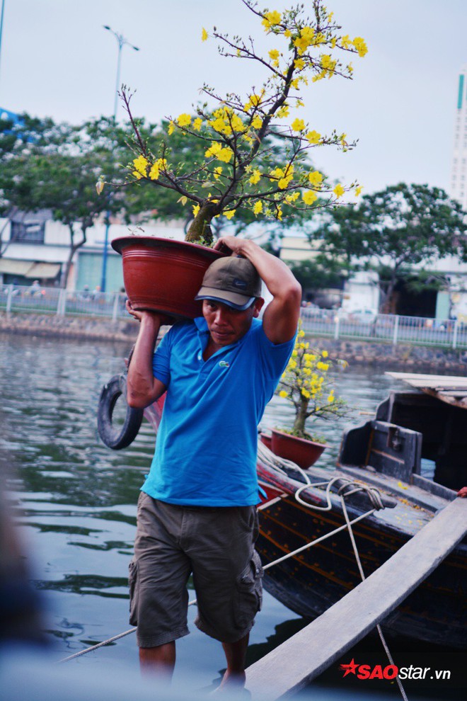 Ngắm nhìn chợ hoa lớn nhất Sài Gòn tấp nập thuyền bè ngày cuối năm - Ảnh 5.